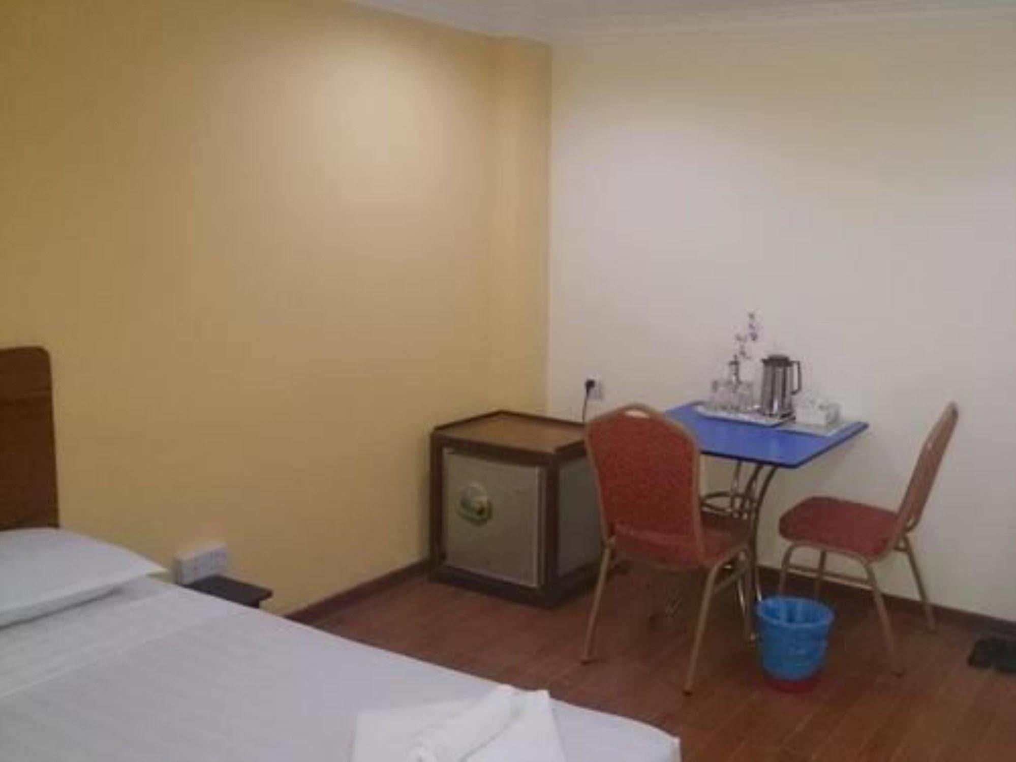 Silver Moon Hotel Янгон Екстер'єр фото