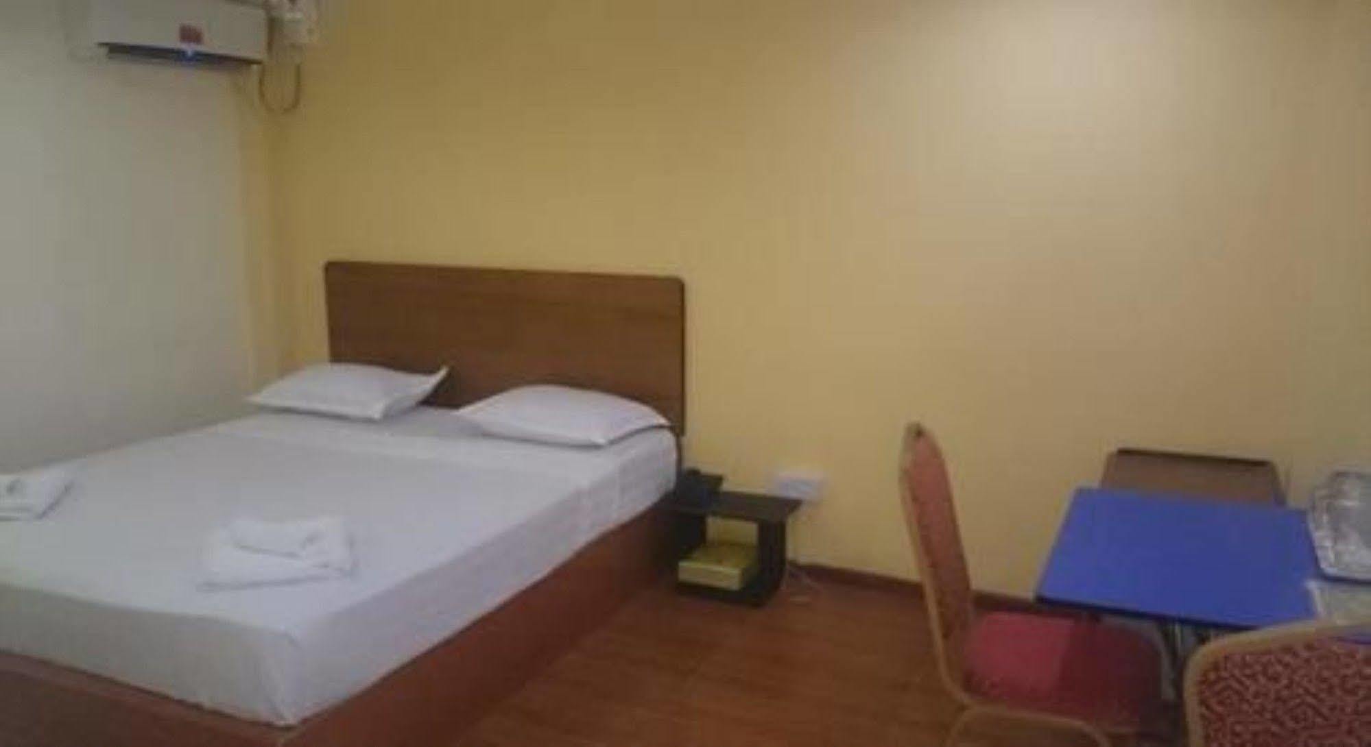Silver Moon Hotel Янгон Екстер'єр фото